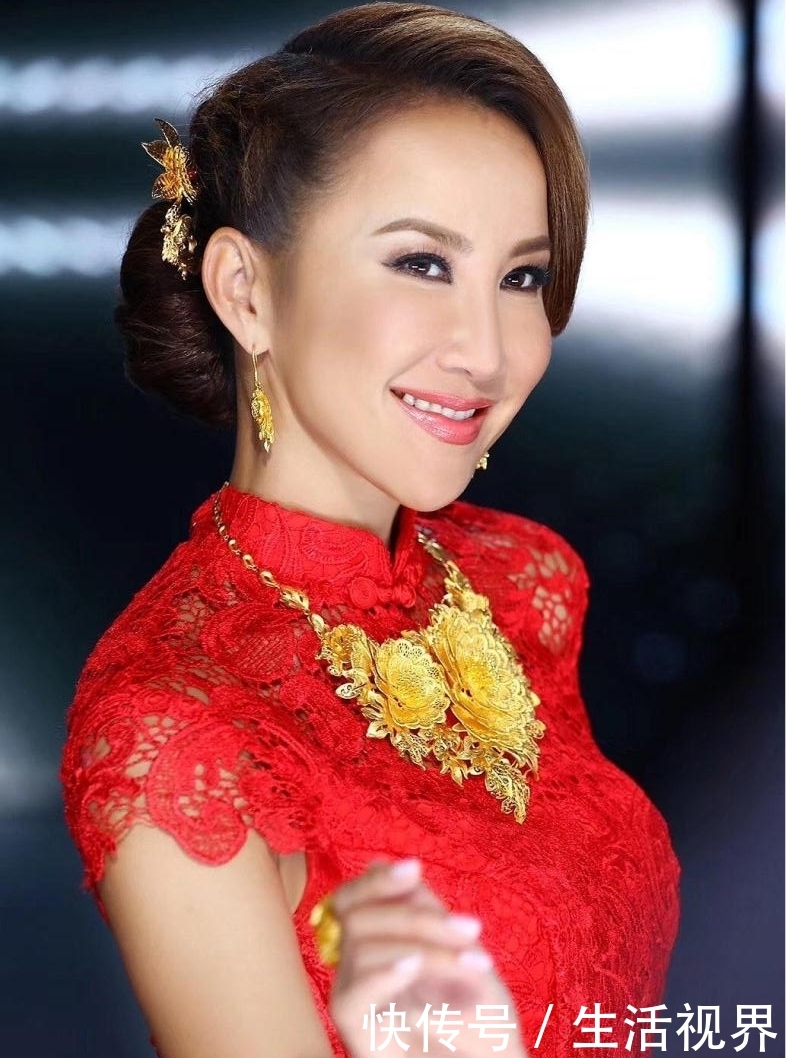 『意外』李玟身材太有“料”!穿紧身旗袍意外勒出了腋下副乳,凹凸感无敌