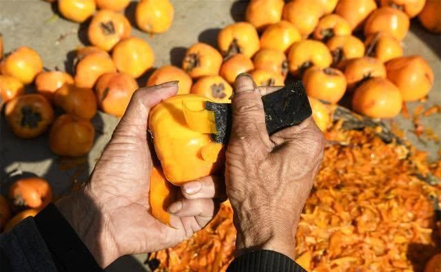 六旬老人用传统工艺做柿饼，一天削600个柿子，做的柿饼很抢手