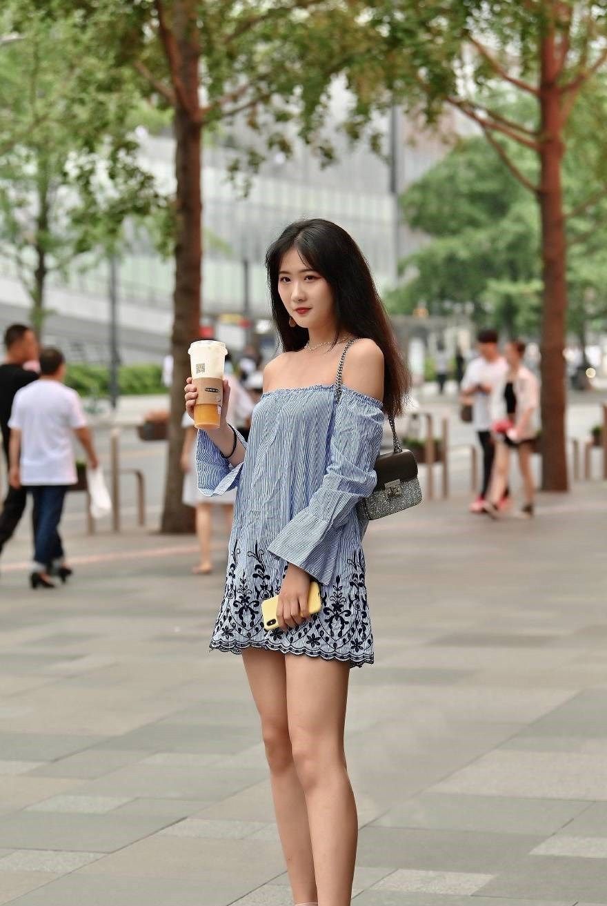  『夏季』身材自信的美女,夏季穿裙子搭配高跟凉鞋,风情满满女人味十足