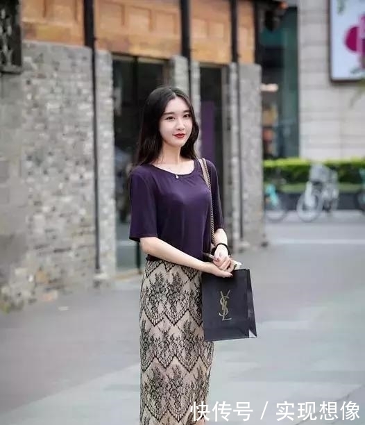  [迷人]街拍裙子搭配高跟鞋，优雅迷人，突显气质之美