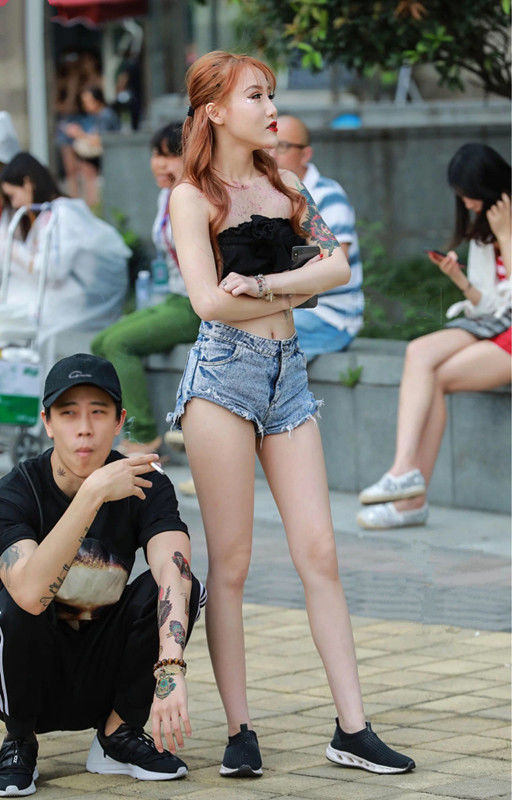 路人街拍，皮肤白皙的小姐姐穿着靓丽，耳环抢镜！