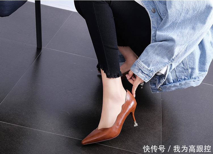 荷叶花边鞋口与小矮跟结合的古风高跟鞋