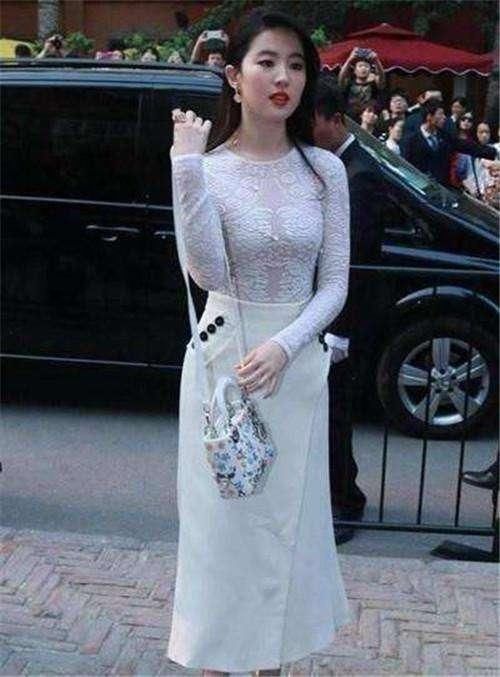 刘亦菲的镂空紧身衣穿出超性感身材，做她的保镖真幸福啊