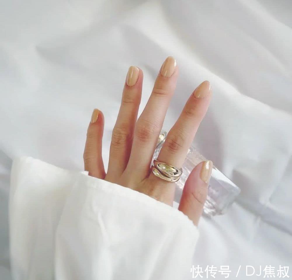 『闺蜜』做一次极光色美甲吧!闺蜜吵着让我陪她去做