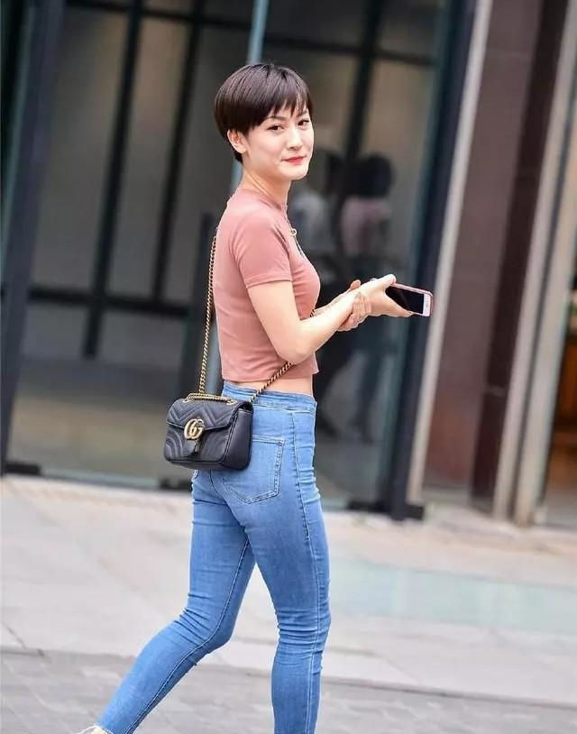 美女|路人街拍,美女粉红色休闲衫搭配浅色牛仔裤,格外的有魅力
