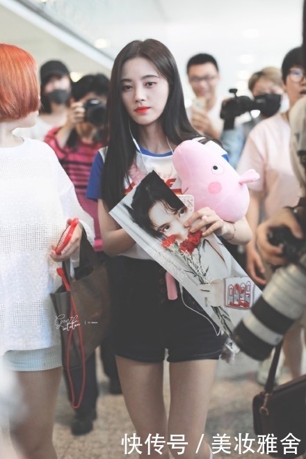 鞠婧祎短裤提得太高,安全裤都露出来了,网友:好尴尬啊!