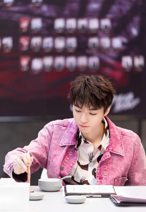 『龙虾』王俊凯也是敢穿，龙虾衬衫配粉紫色牛仔外套，想让人忽视都难