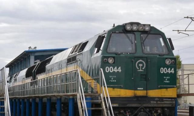  格尔木市：青藏铁路经过格尔木市，为何要换上美国车头？答案让