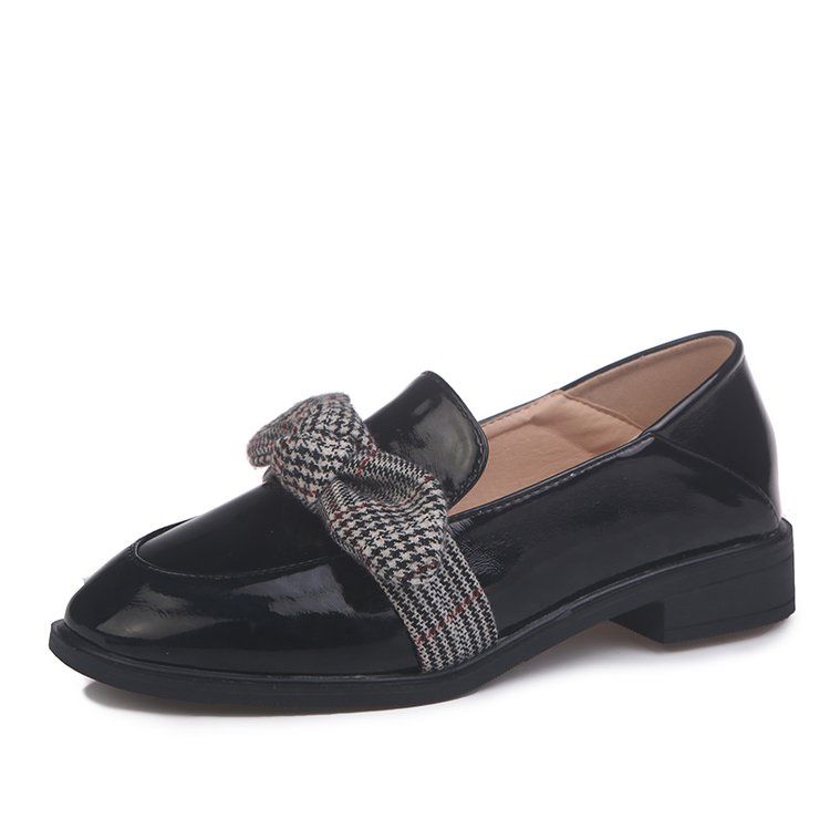 怪不得老婆脱下高跟鞋，真有眼光，相中这么洋气的皮鞋