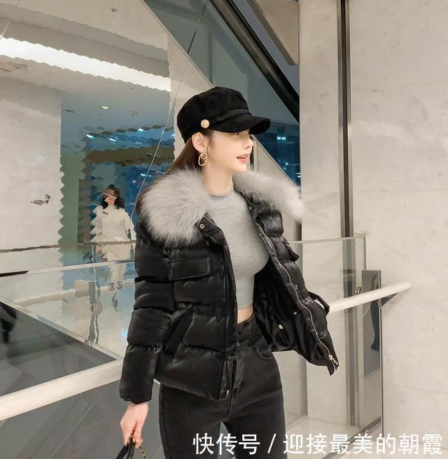  夹克：孙允珠机车毛领夹克外套配纯黑宽跟长筒靴，街头的时尚酷姐