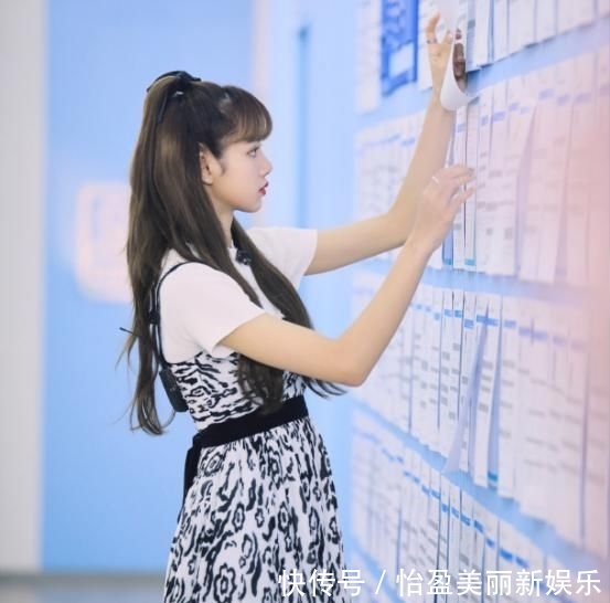  「服装在颜色」Lisa精致叠穿新时尚，白色T恤搭配黑白豹纹裙，尽显可爱俏皮