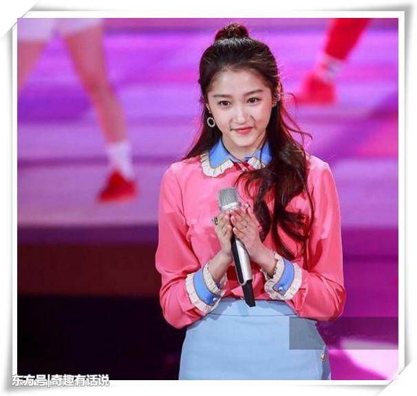 49岁许晴和20岁关晓彤同穿娃娃领上衣，网友:气场差距尴尬了