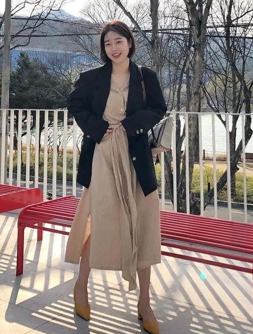  [衬衫]别再愁外套里面穿什么了，有这3件，美一整年