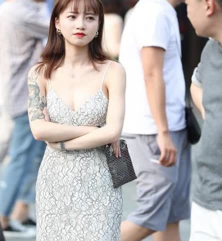  气质|街拍连衣裙美女，展现女性特有的温柔气质