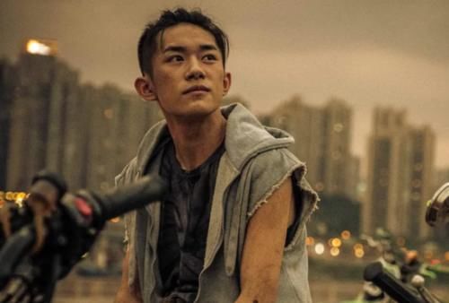  #张海报中#官方盖戳认证！易烊千玺成“帝国”C位，张新成沦为边角位置