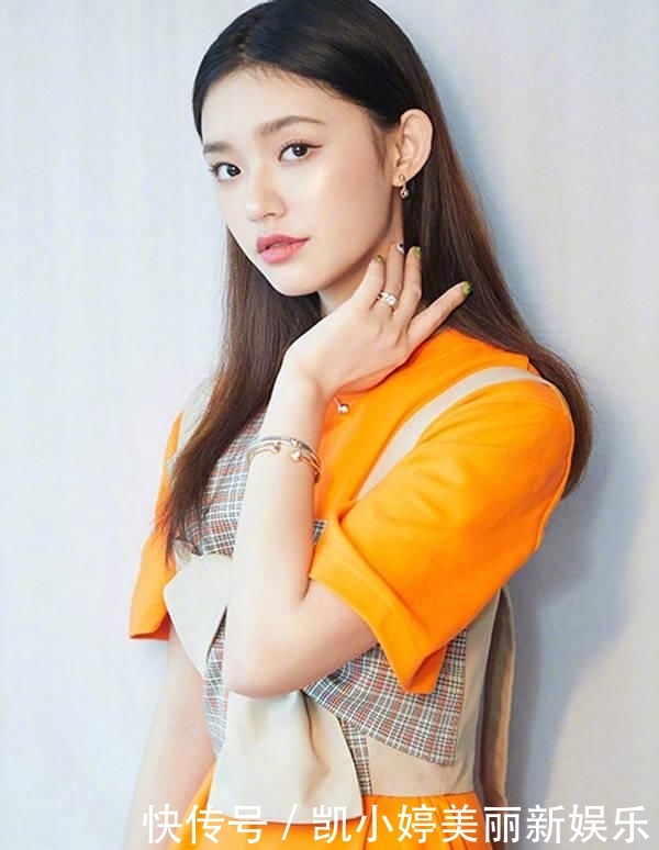 『初春』淡黄色如何穿才最显白?大牌明星们亲身给你示范性,争当2020初春最靓的仔