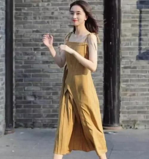 「蓝色」街拍:巧笑倩兮的美女,一件格子外套配蓝色牛仔裤,时尚唯美气质