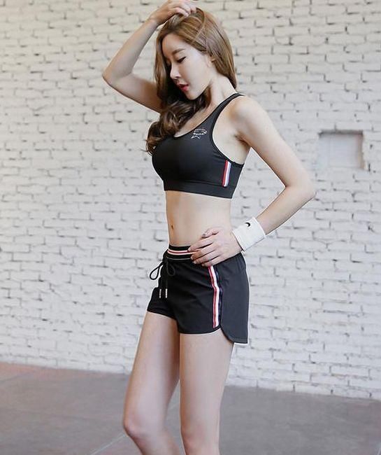 气质迷人的打底裤美女，长得漂亮又会打扮，让人迷恋不已