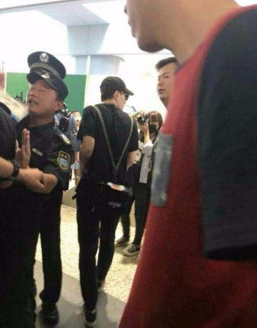 邓伦太皮了吧，安全带”系腰上，转身后书包里的东西亮了？