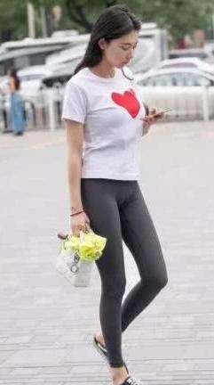 白色短袖与灰色打底裤之间的搭配,轻松展现了她优雅迷人的自信