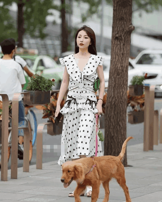 街拍：小姐姐紧身裙值得一试, 毫不费力的呈现你的好身段