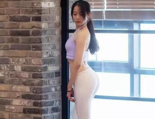 身段柔美的打底裤美女，尽显靓丽身材，凸显得美轮美奂！