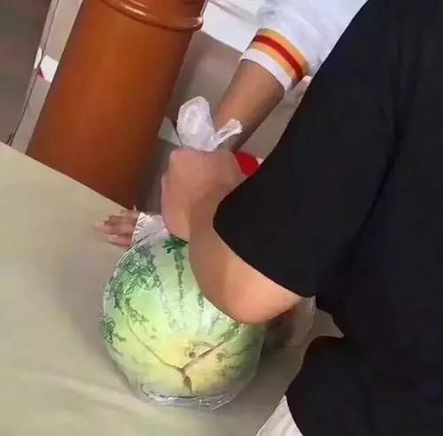 游客带一整只西瓜去迪士尼,火了!