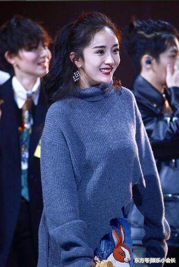 杨幂活动亮相，大家却被她的下装吸引，网友：这裙子要火！