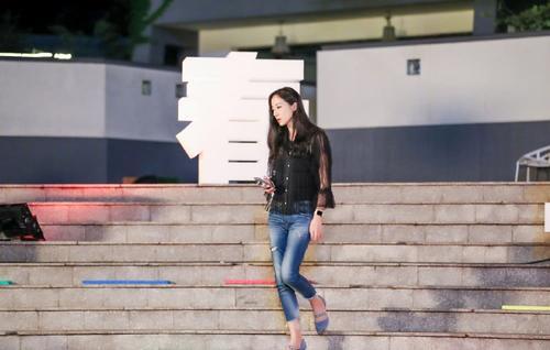 韩雪游客照,腿长1米8快戳穿屏幕,有谁注意到她手里的东西?真接