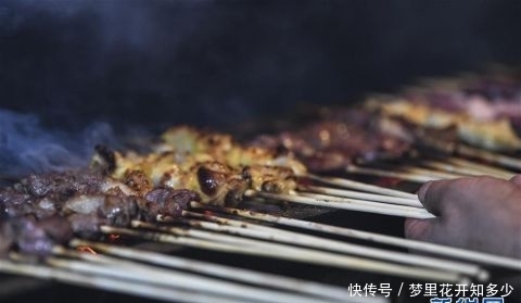 新疆：美食荟萃的喀什夜市