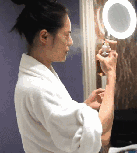 被誉为最美高级脸的钟楚曦，直播卸妆洗脸!