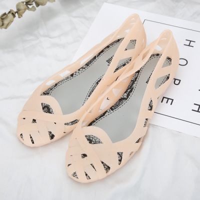 有一种女鞋，叫“妈妈鞋”，时尚又舒软，清凉典雅又洋气