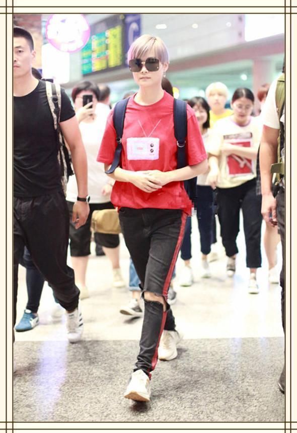 看了周笔畅的黑色牛仔裤，再看看李宇春，果然是没对比就没伤害啊