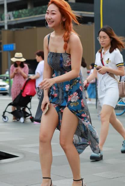 轻质熟女吊带裙尽显美胸，飘逸的裙摆被邪恶的风吹起，让姐姐花容