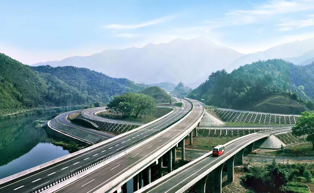  高速@山东在建的一条高速公路，双向6车道，长约292公里，投资34