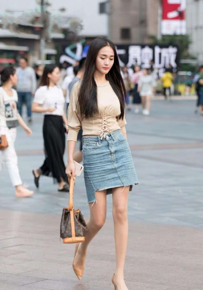 街拍: 图三小姐姐真的很会打扮, 黑色吊带背心超级吸引到了我!