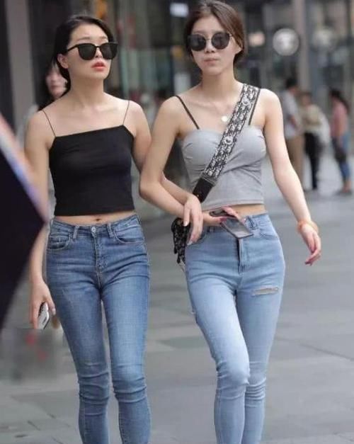  笑嫣然@养眼女神街拍：语笑嫣然的美女，一条橘色的连衣裙，尽显优雅气质迷人