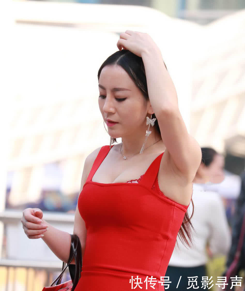 傲娇的成熟女人魅力确实诱人，一袭红色包臀短裙身材太迷人