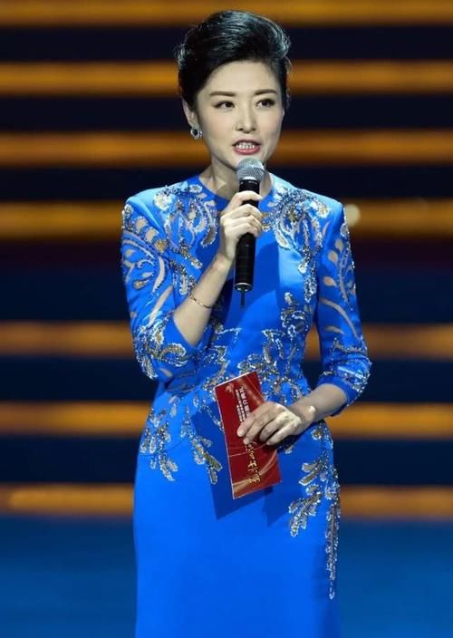  『样式』周涛52岁晒美照，穿白色上衣利落大方，诠释真正的东方美