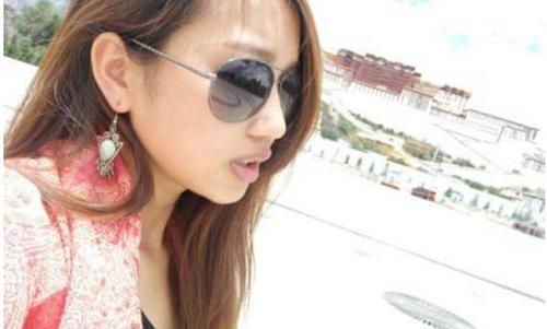 70后大叔单人自驾沃尔沃走川藏线, 一路不停的载着穷游搭车女生