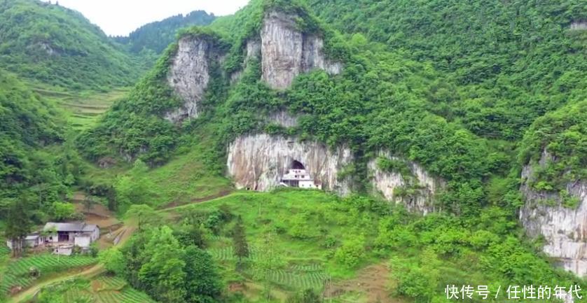 云南一座偏僻的小村庄,有户人家将房子建岩洞里,避世隐居