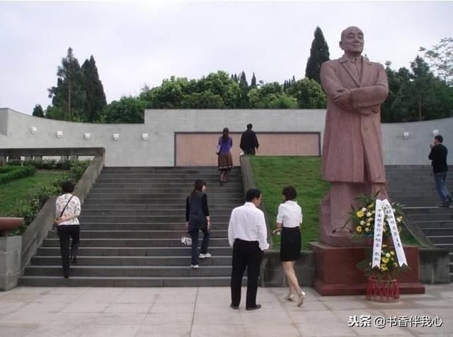 杨尚昆与妻子墓，位于故乡背倚青龙山，民众常自发前往祭奠