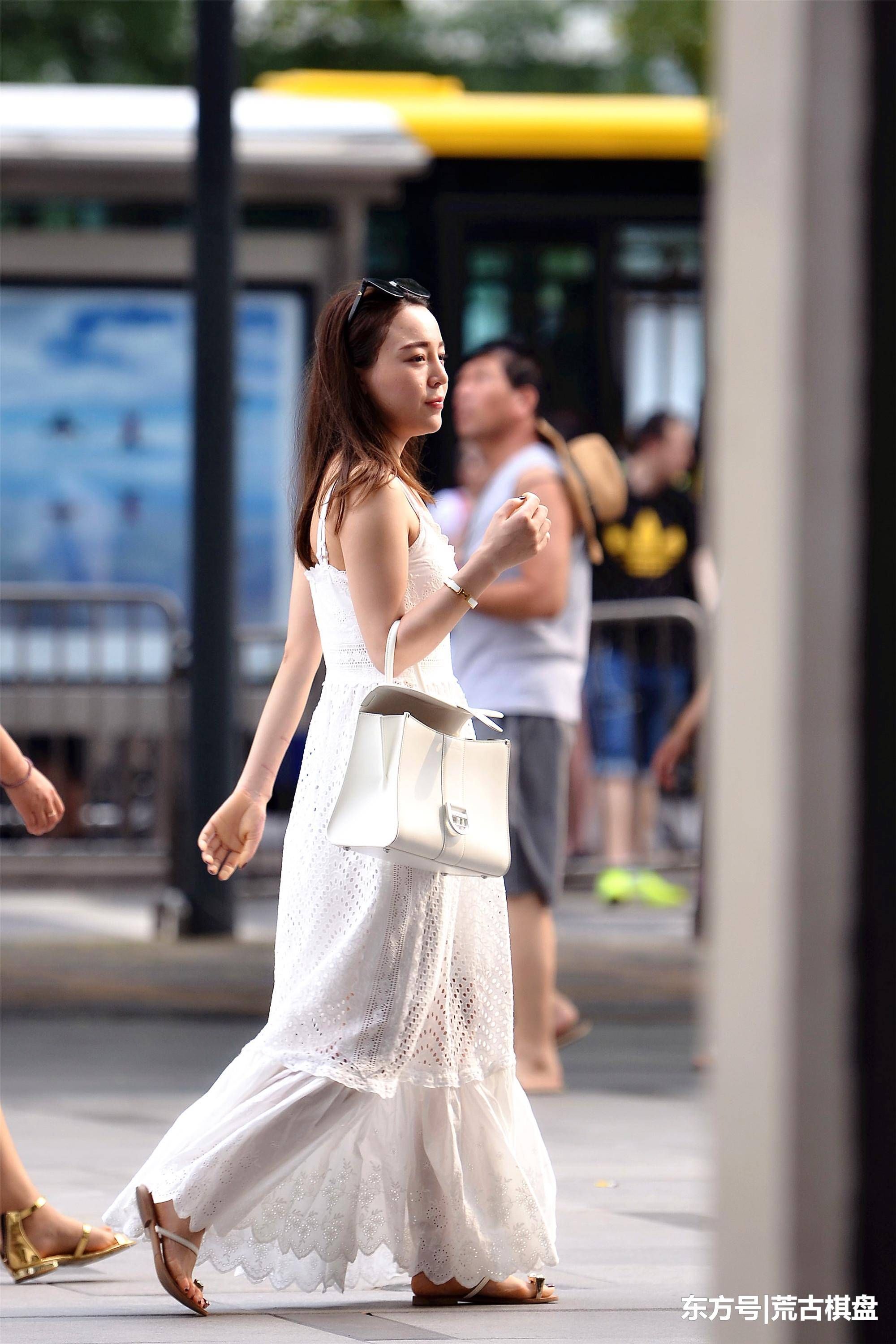 穿吊带白色长裙的姑娘逛街，为什么没有选择一双白色高跟鞋呢?