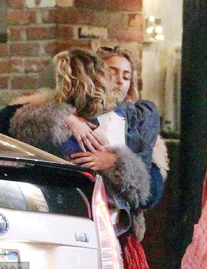 惊”父“骇俗！杰克逊女儿帕丽斯承认双性恋身份  和女友街边又搂