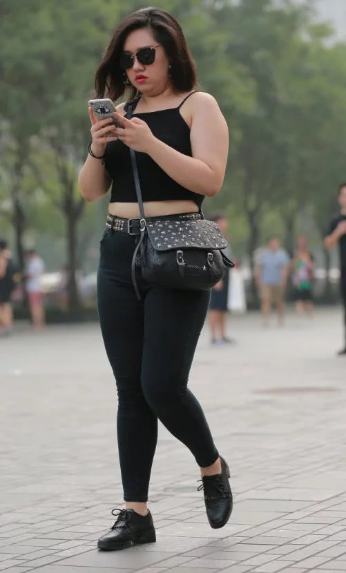 膀大腰圆的小姐姐身穿紧身裤，这丰乳肥臀适合你的口味吗