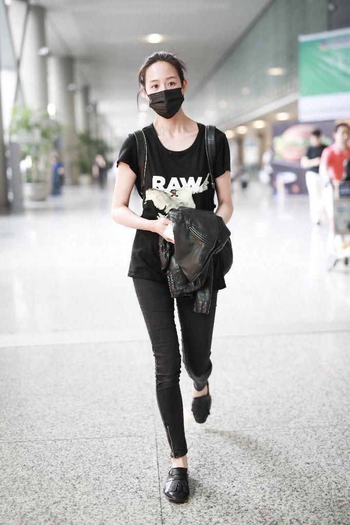 单看蔡依林这一身挺显高的,但遇上168张钧宁,就成了小短腿!