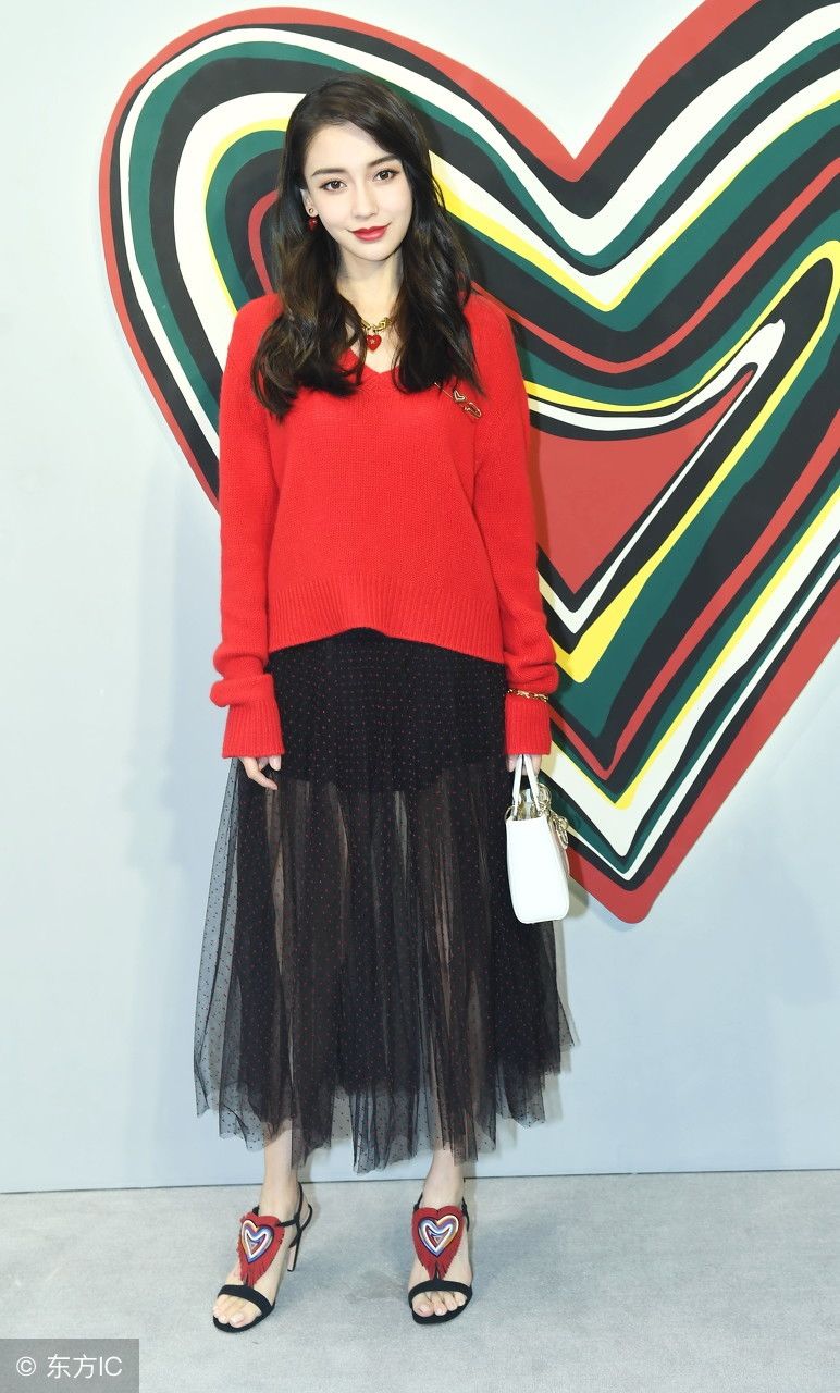 杨颖厉害了，一条薄纱裙就抢回“腿精”称号，却被鞋子抢镜了