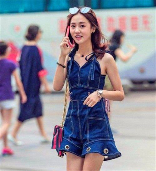  「小美女」白色的短裤配时尚的潮装，圆墨镜和黑色礼帽的搭配，小美女又酷又美