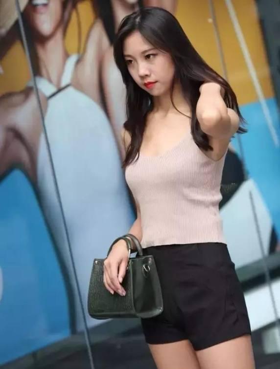 街拍:小姐姐一袭白色吊带长裙,尽显曲线身材,气质优雅高贵