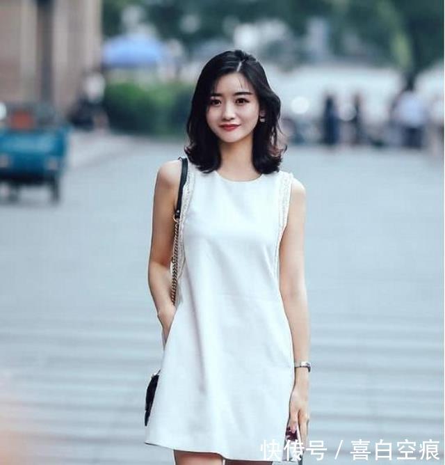 『姑娘』路人街拍,姑娘知性柔美,穿高腰的牛仔短裤,非常吸引人眼球